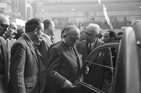 salon_1948_pierre_boulanger_presente_la_2cv.jpg